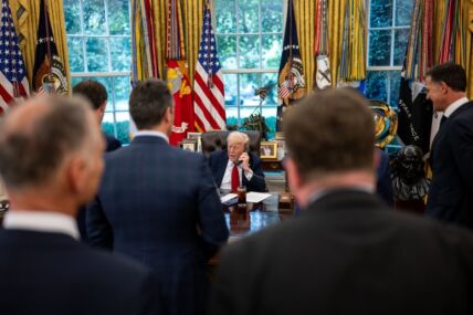 Donald Tramp sedi u Ovalnom kabinetu i telefonira