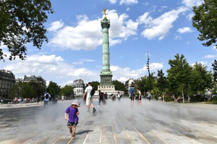 ljudi se rashlađuju na jednom od pariskih trgova usled velikih vrućina