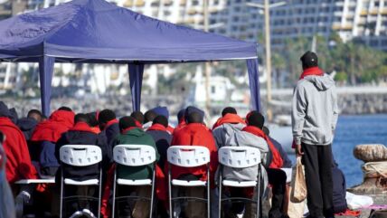 grupa ilegalnih migranata sedi u luci Kanarskih ostrva