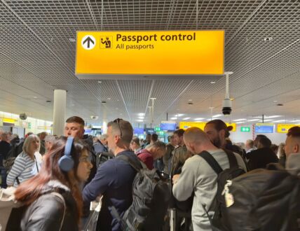 putnici na aerodromu čekaju da prođu kroz pasošku kontrolu