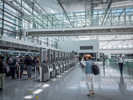 Putnici na aerodromu u Minhenu stoje pored aparata za registraciju EES