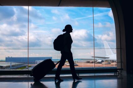 putnica sa koferom prolazi aerodromom
