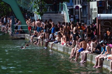Parižani se kupaju u kanalu u Parizu tokom velikih junskih vrućina
