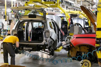 radnik u fabrici automobila