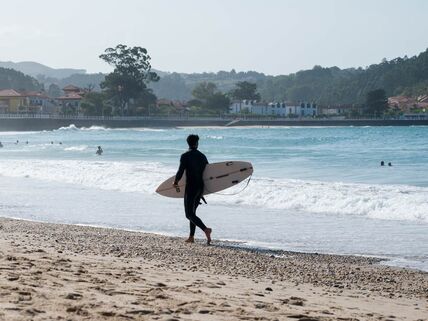 Surfer na plaži u Španiji