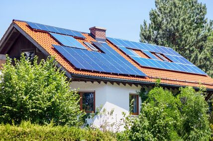 solarni paneli postavljeni na krovu porodične kuće