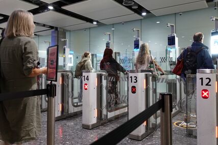 putnici prolaze na aerodromu kroz pasošku kontrolu