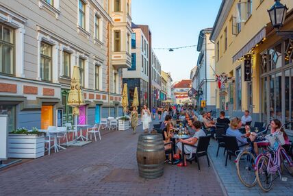 ljudi sede u bašti kafića u gradu Tartu u Estoniji