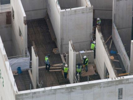 Građevinski radnici rade na konstrukciji i izgradnji zgrade.