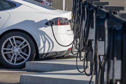 električni automobil na punjaču