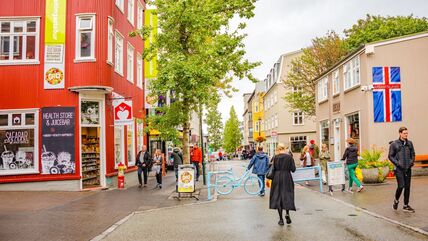 ljudi šetaju rejkjavikom, prestonicom islanda