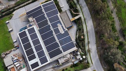 solarni paneli na krovu industrijskog objekta