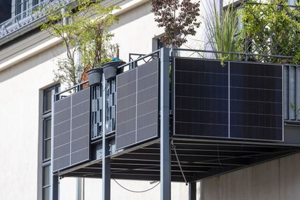 solarni paneli postavljeni na ogradu balkona
