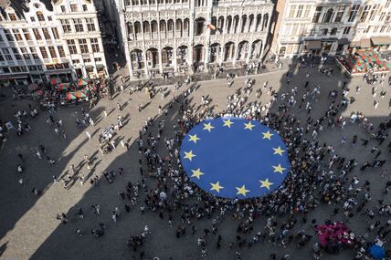 zastava evropske unije u centri brisela povodom dana evrope