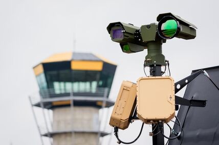 Sistem kompanije DefSecIntel EIRSHIELD za borbu protiv bespilotnih letelica na izuzetno kratkim udaljenostima tokom testiranja drona-presretača Blaze