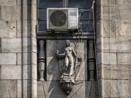 Klima uređaj postavljen na fasadi zgrade u Beogradu