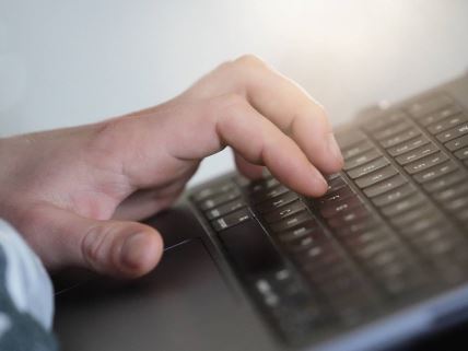 Muška ruka na tastaturi od laptopa.