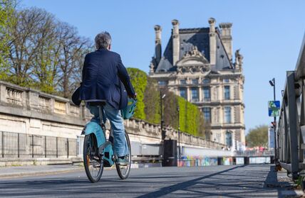 biciklista prolazi kroz Pariz
