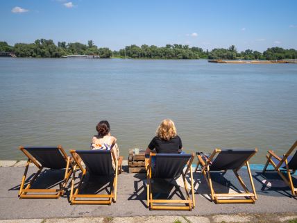 Dve žene odmaraju na ležaljkama na obali Dunava u Silosima