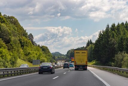 automobili na auto-putu kod Maribora u Sloveniji