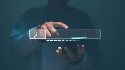 muškarac pretražuje na internetu na mobilnom telefonu