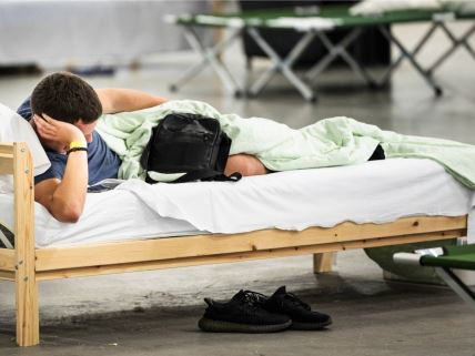 Muškarac leži na krevetu u prihvatilištu za ukrajinske izbeglice u holandskom Utrehtu