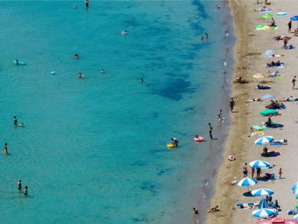 Kupači na plaži u hrvatskom Omišu