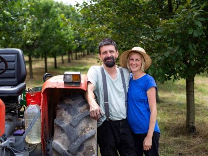 Vladan Simić i Jelena Topalović pored traktora na imanju u Feketiću gde gaje višnje