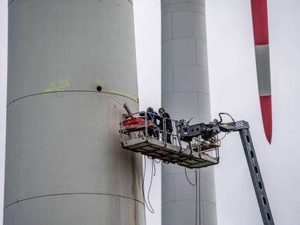 Rad na demontiranju tornja stare turbine u vetroparku Verl