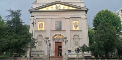 Dve tise ispred Saborne crkve u Beogradu