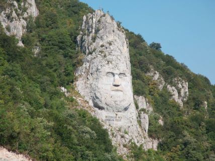 Kamena skulptura Decebal predstavlja najveću klesanu skulpturu u Evropi, a nalazi se na ušću reke Mrakonije u Dunav