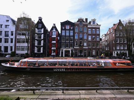 Turistički brod prolazi kanalima Amsterdama