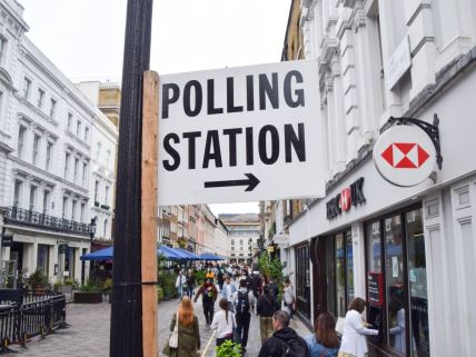 Znak koji pokazuje na glasačko mesto u Velikoj Britaniji uoči parlamentarnih izbora