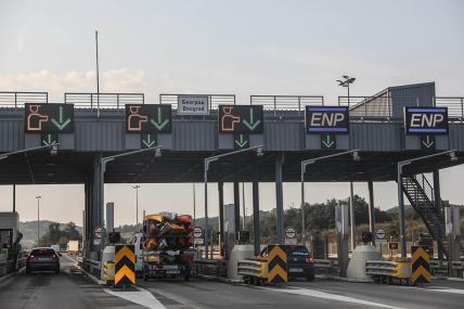 Vozači stoje na naplatnim rampama kako bi platili putarinu