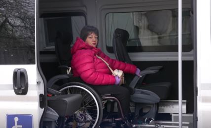 Nevena Jovanović, koja boluje od mišićne distrofije, u vozilu koje je donacija EU