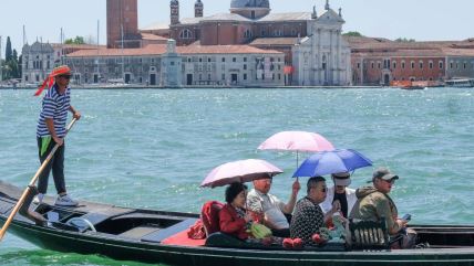 Turisti plove gondolom u Veneciji pri velikim vrućinama