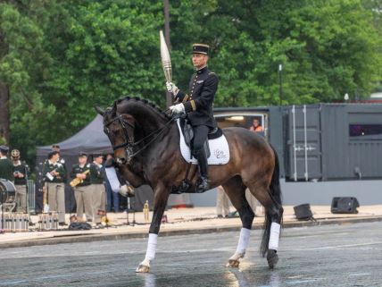 Konjanik maršira Parizom povodom godišnjice Francuske revolucije u znaku otvaranja Olimpijskih igara