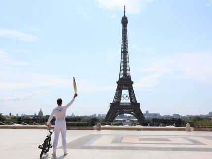 Francuski BMX šampion drži olimpijsku baklju u Parizu uoči Olimpijskih igara