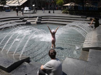 Dete se kupa u fontani u Beogradu tokom velikih vrućina