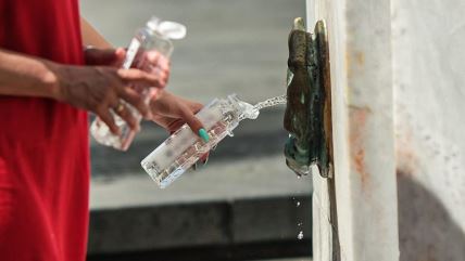 Beograđani pune flašice vodom u jeku velikih vrućina