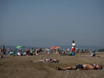 Sunčanje na peškirima na plaži