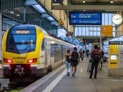 Putnici stoje na železničkoj stanici u nemačkom Štutgartu