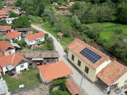 Solarni paneli postavljeni na krovu Doma kulture Dojkinci