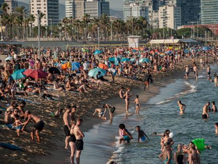 Ljudi se kupaju na plaži u Barseloni