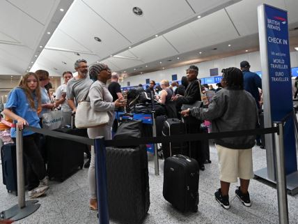 Putnici čekaju na čekiranje na aerodromu Getvik