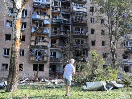 Muškarac gleda u uništenu stambenu zgradu koju je u Kursku pogodio ukrajinski projektil