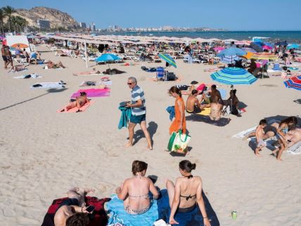 Ljudi se kupaju i sunčaju na plaži u Alikanteu, Španija