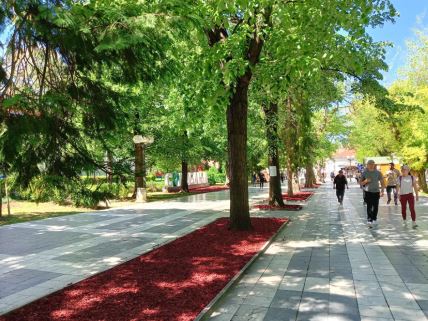 Mermerno šetalište ili promenda u Sokobanji sa pogledom na gradski park