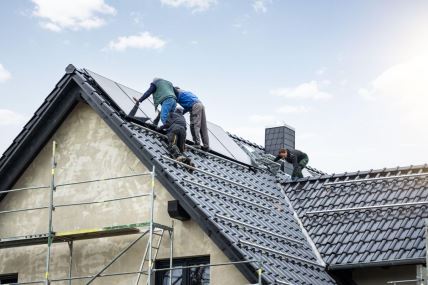 Radnici na krovu nameštaju solarne panele