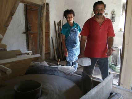 Zorica i Danijel Lazić u vodenici potočari koja se nalazi u njihovoj kući